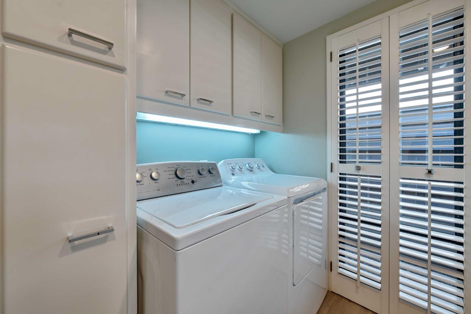 7529 Pineridge Road Fair Oaks, CA 95628 - Photo 39 of 62 a utility room with dryer and washer