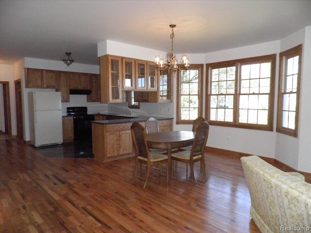 8616 Lakeshore Road Fort Gratiot, MI 48059 - Photo 4 of 13 Kitchen Dining Area