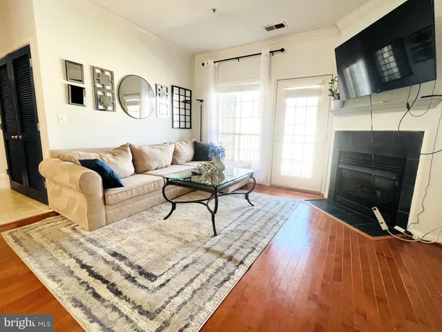 $410,000 | 4860 Eisenhower Avenue, Unit 484, Alexandria, VA 22304