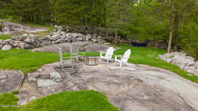 a view of an outdoor space