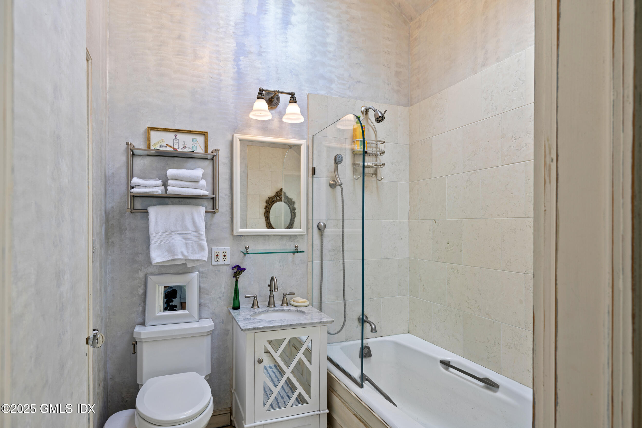 467 Laurel Road New Canaan, CT 06840 - Photo 34 of 50 a bathroom with a tub sink and toilet