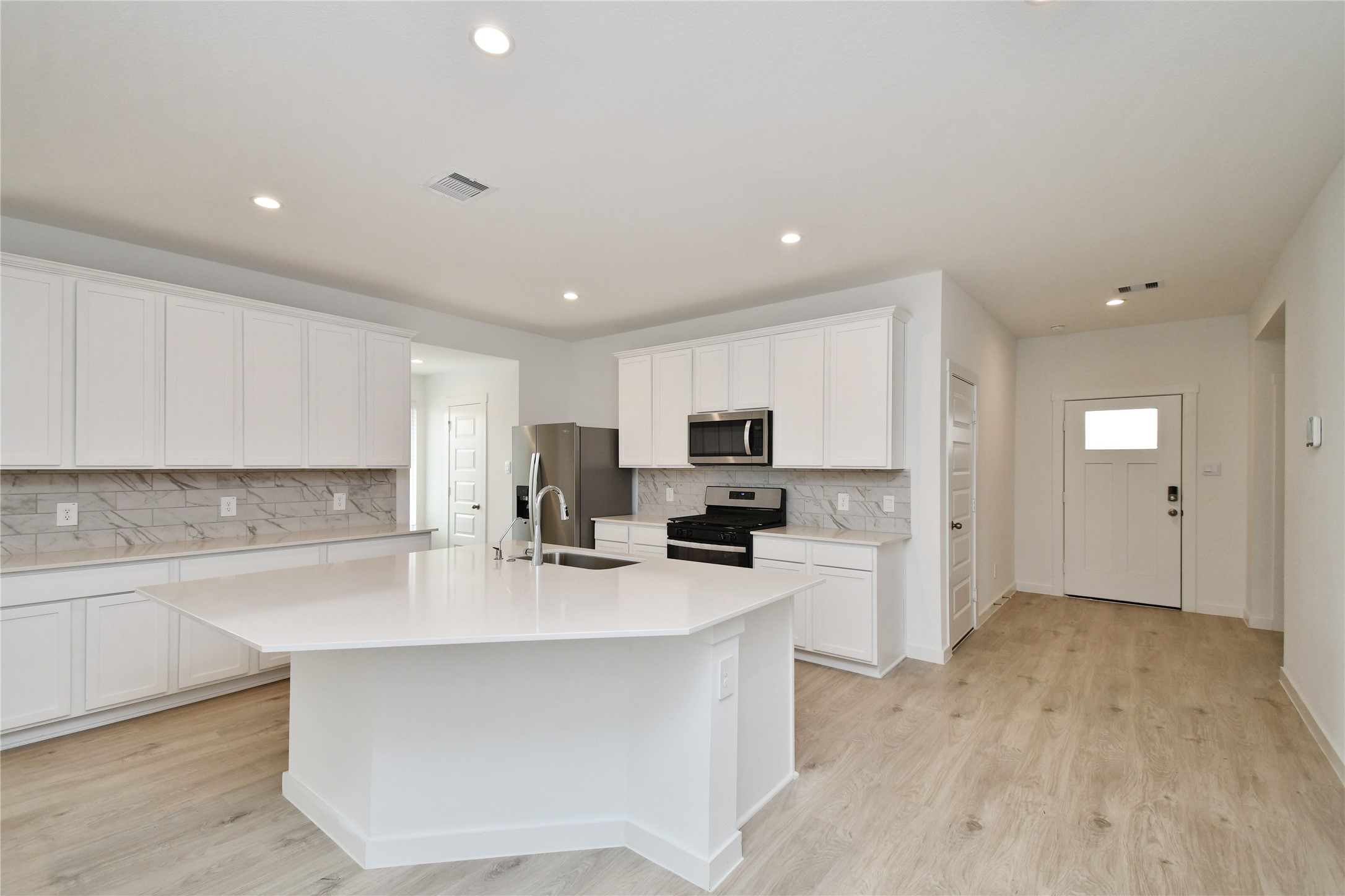 30330 Reagans Rnch Drive Katy, TX 77494 - Photo 6 of 37 Clean spacious kitchen