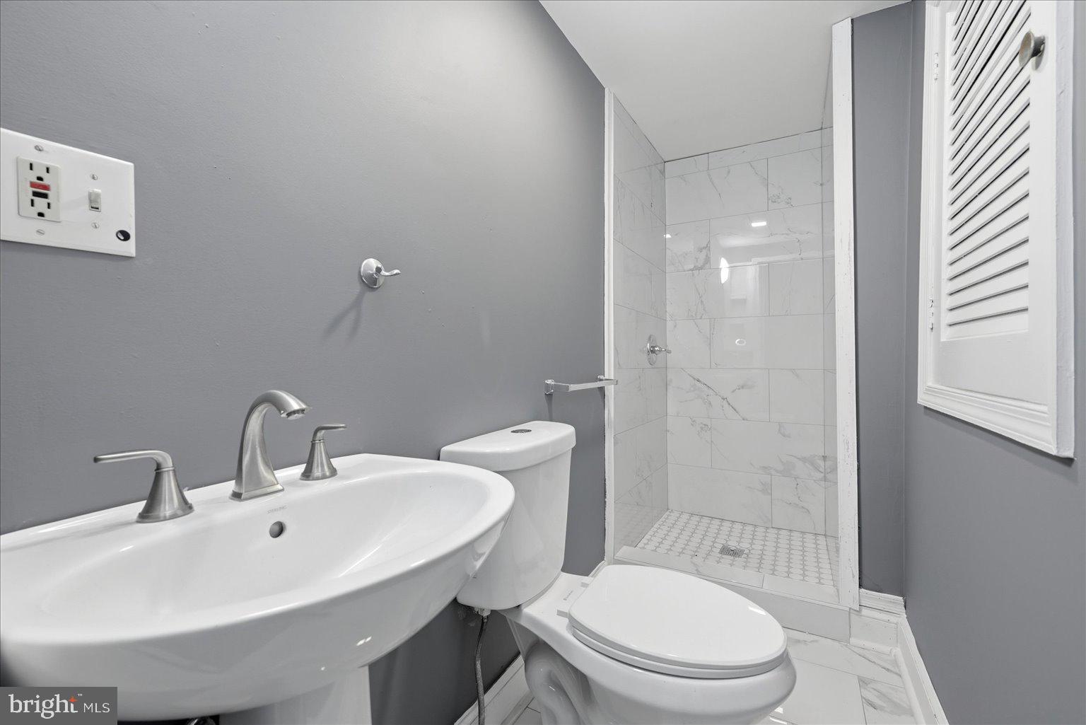 3571 Catlett Road Catlett, VA 20119 - Photo 13 of 22 a bathroom with a sink toilet and shower