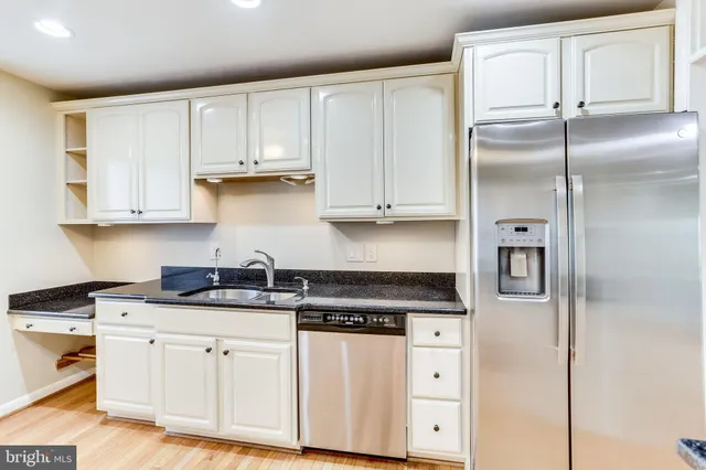 $3,200 | 5237 King Charles Way, Unit 12, Bethesda, MD 20814
