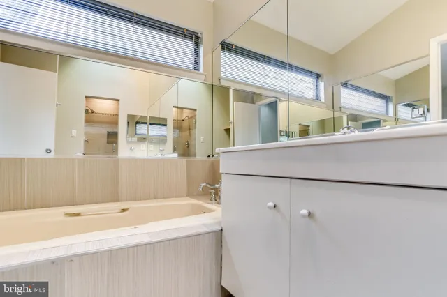 $3,200 | 5237 King Charles Way, Unit 12, Bethesda, MD 20814