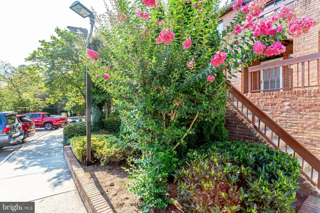 $3,200 | 5237 King Charles Way, Unit 12, Bethesda, MD 20814