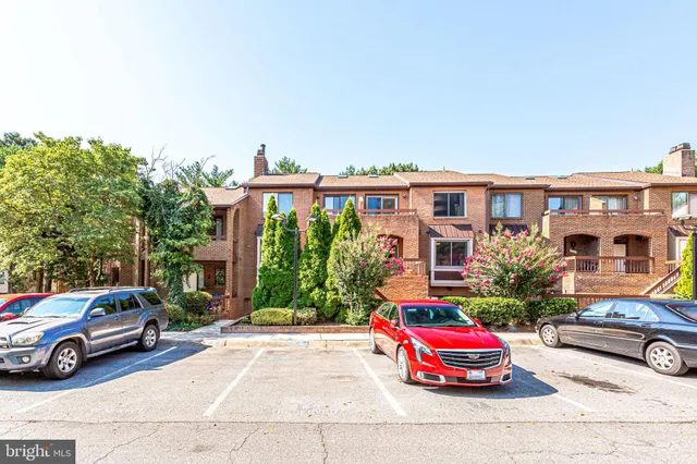 $3,200 | 5237 King Charles Way, Unit 12, Bethesda, MD 20814