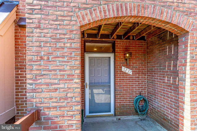 $3,200 | 5237 King Charles Way, Unit 12, Bethesda, MD 20814
