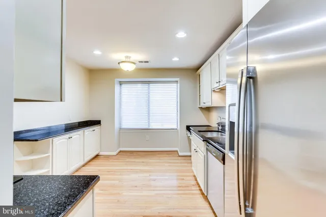 $3,200 | 5237 King Charles Way, Unit 12, Bethesda, MD 20814