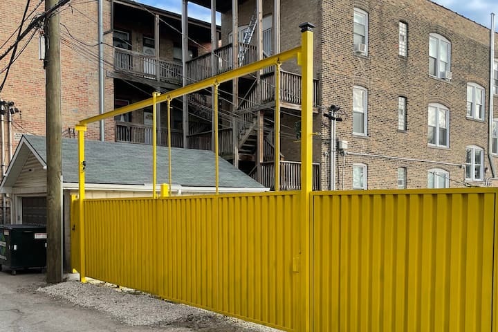2838 West Roosevelt Road, Unit 3R Chicago, IL 60612 - Photo 22 of 23 a view of a house with a swimming pool