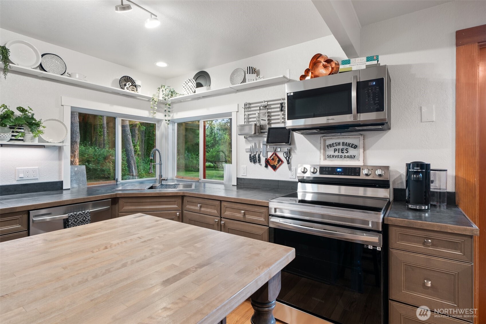 14855 Phelps Road Northeast Bainbridge Island, WA 98110 - Photo 16 of 40