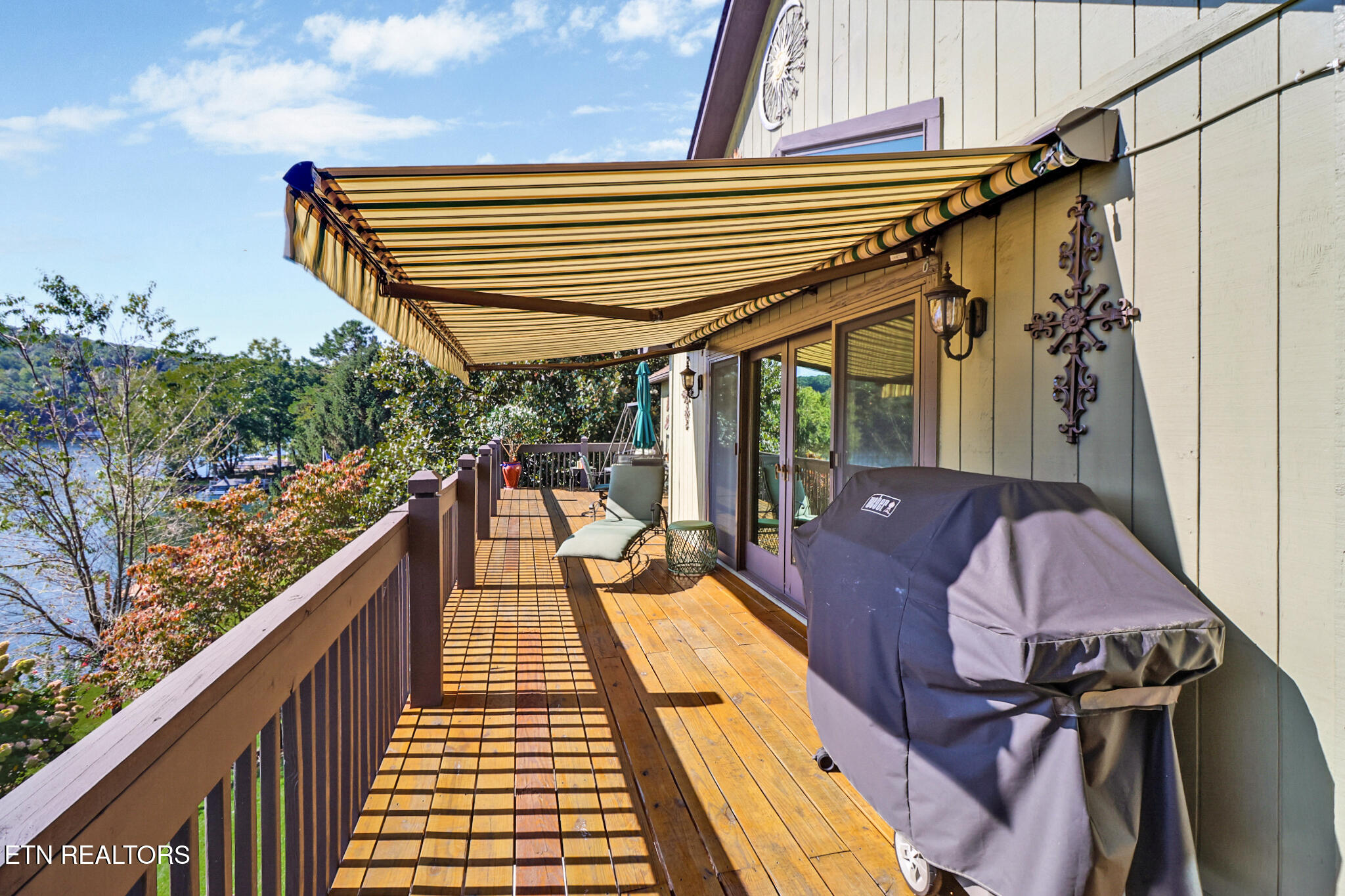 16 Victoria Way Fairfield Glade, TN 38558 - Photo 39 of 60 Upper deck with retractible awning