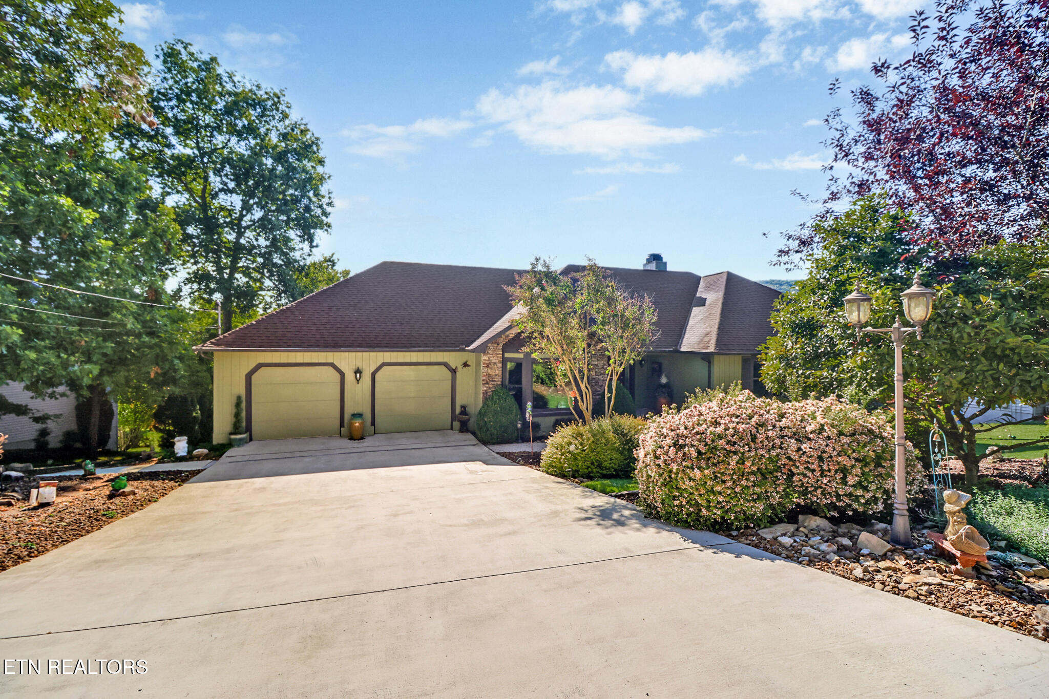 16 Victoria Way Fairfield Glade, TN 38558 - Photo 5 of 60 Front of home
