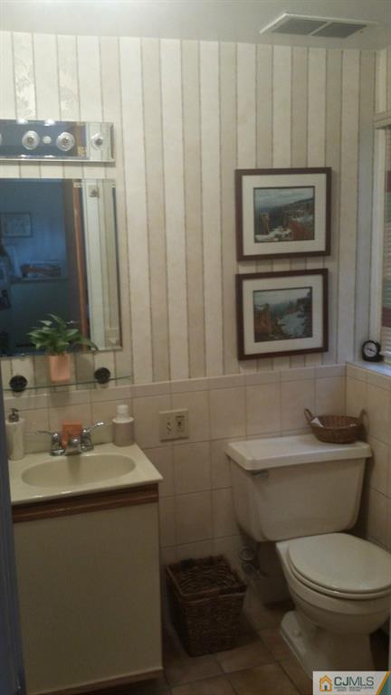 75 Canterbury Road East Brunswick, NJ 08816 - Photo 17 of 19 Gallery Image 17