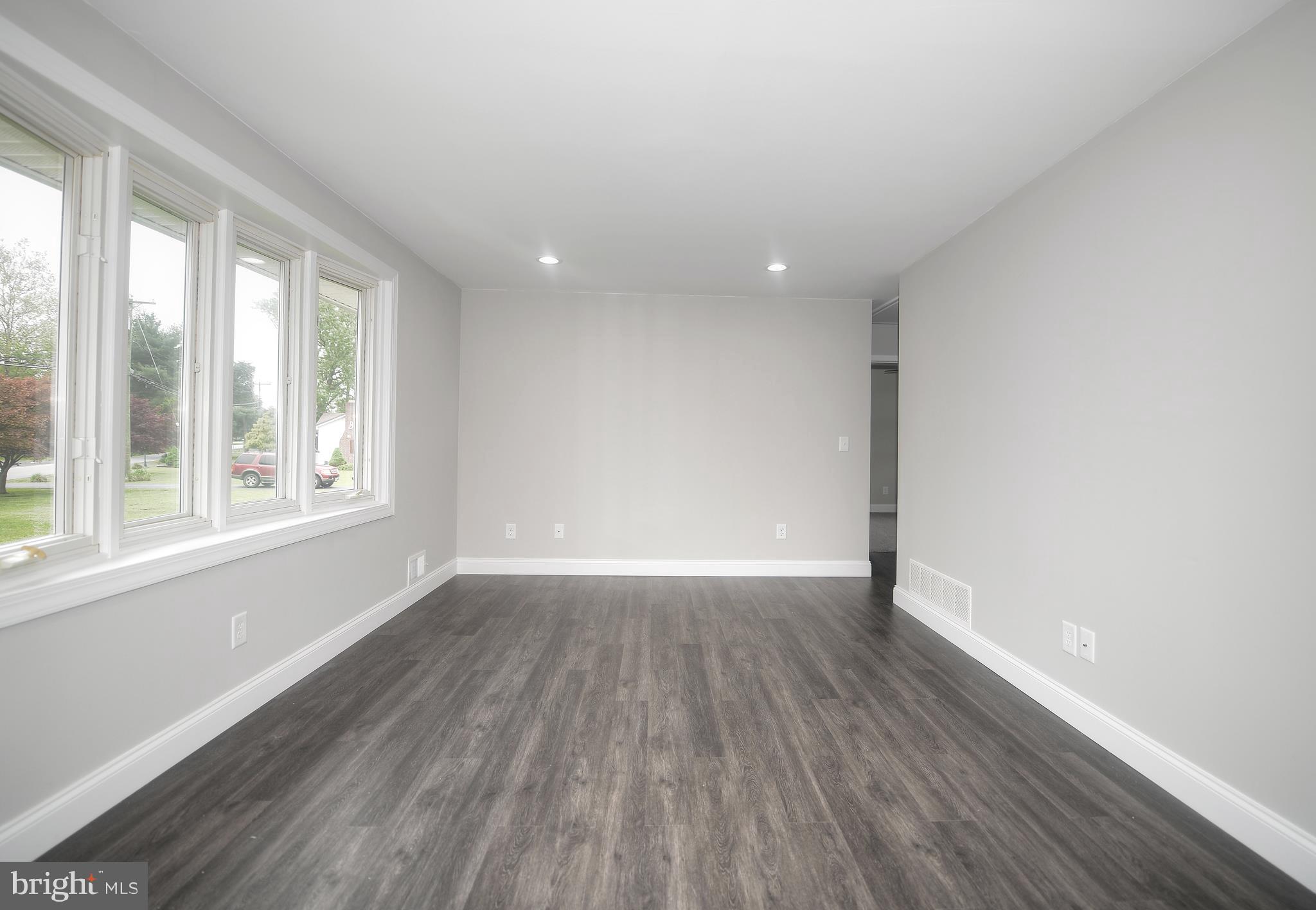 7244 Gunpowder Road Baltimore, MD 21220 - Photo 11 of 36 Main floor living room