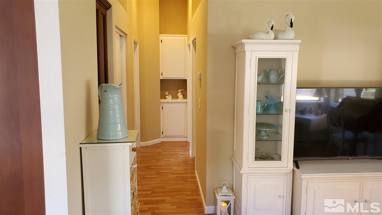 7652 Devonshire Lane Reno, NV 89511 - Photo 8 of 17 a bathroom with a mirror