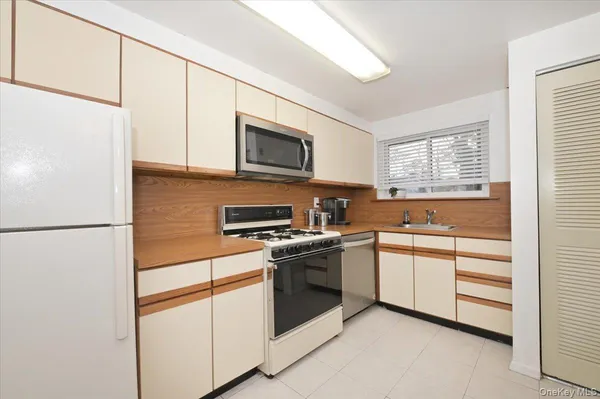 $339,999 | 271 Birchwood Road, Medford, NY 11763