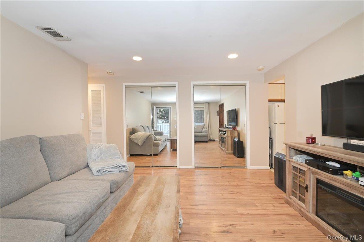 271 Birchwood Road Medford, NY 11763 - Photo 4 of 20