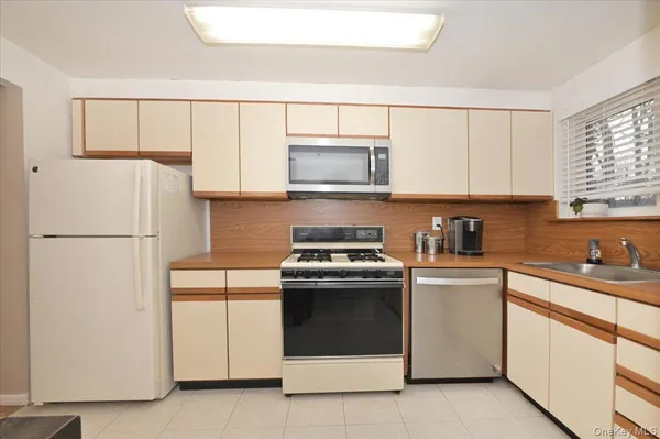 $339,999 | 271 Birchwood Road, Medford, NY 11763