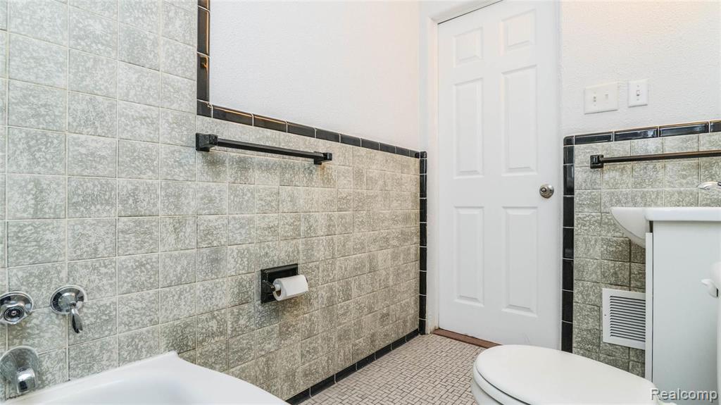 16741 East 8 Mile Road Eastpointe, MI 48021 - Photo 11 of 31