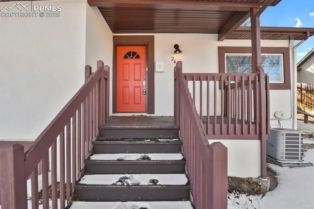 a view of entryway with a front door