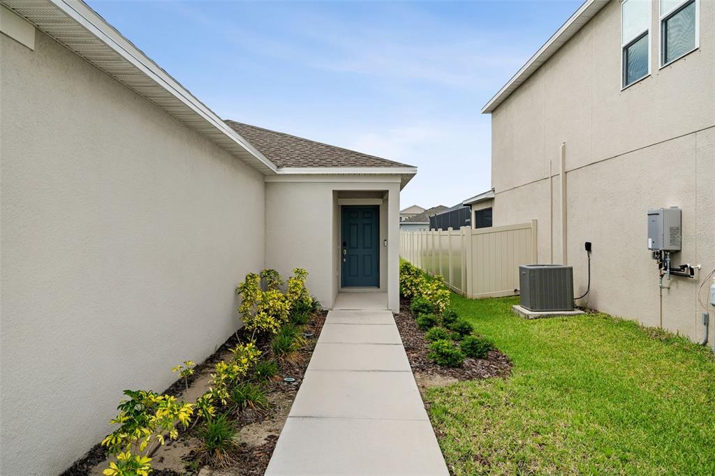 6434 Milestone Loop Palmetto, FL 34221 - Photo 3 of 37