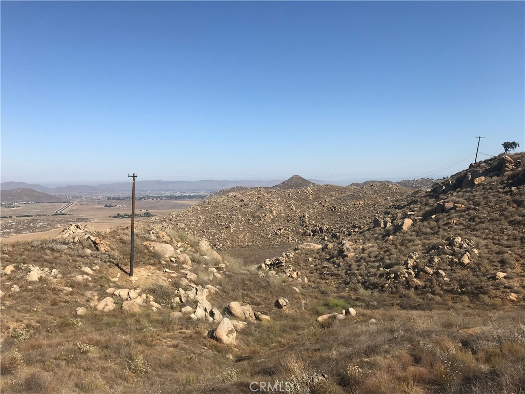 42223 Gibbel Road Hemet, CA 92544 - Photo 2 of 10 a view of a big room with mountain view