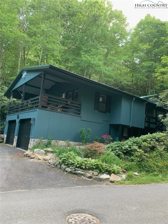 10 Locust Road Newland, NC 28657 - Photo 36 of 36 a backyard of a house with yard and outdoor seating