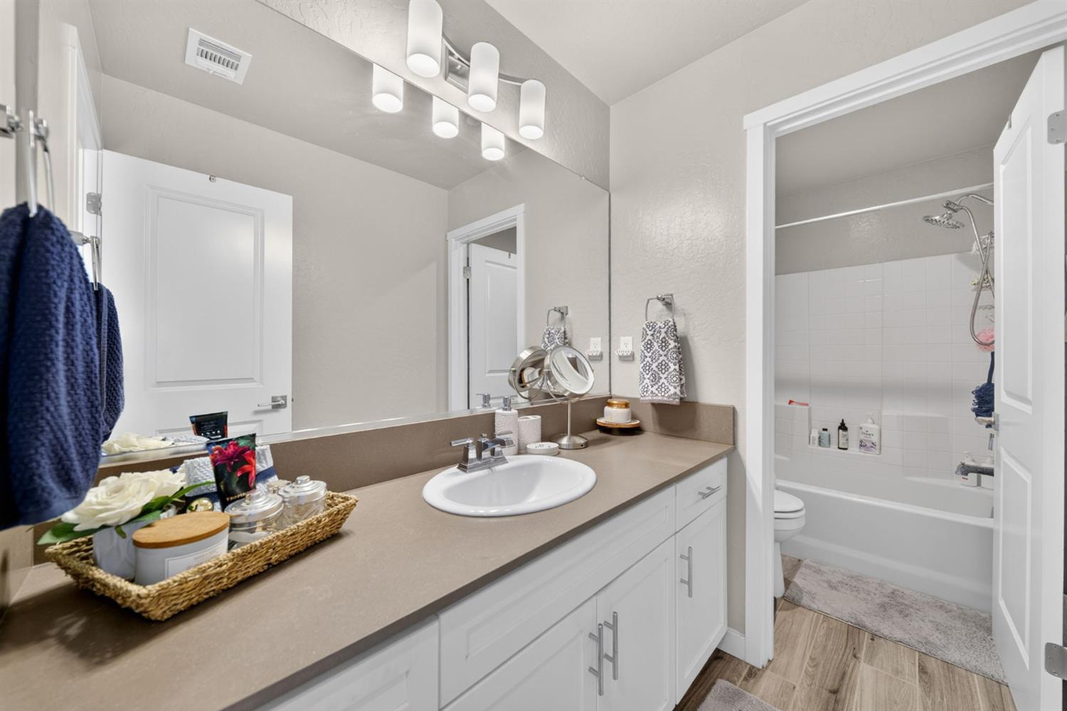 4219 North Reed Avenue Fresno, CA 93723 - Photo 19 of 38 Upstairs Bathroom
