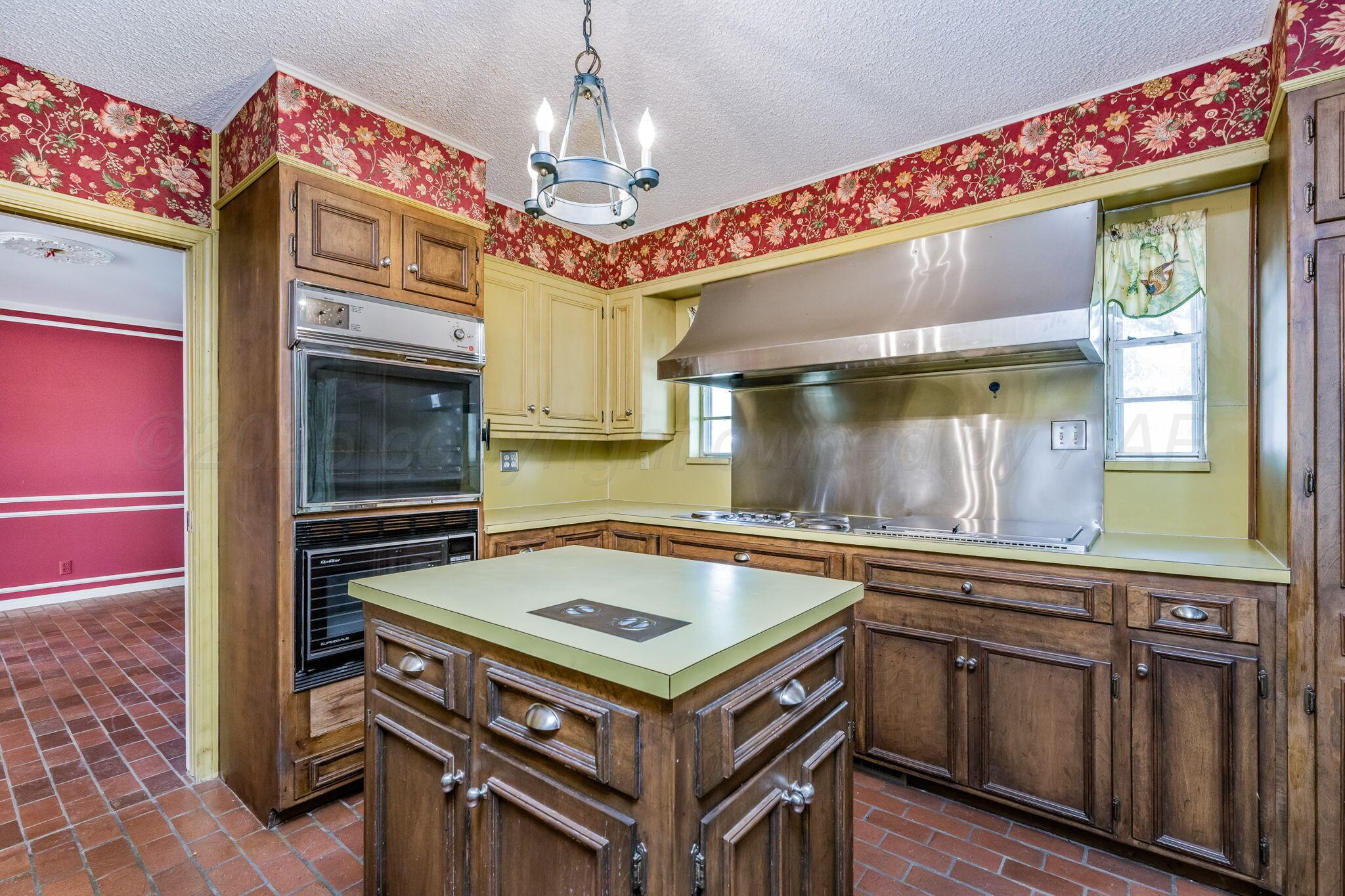 112 Western Street Claude, TX 79019 - Photo 16 of 41 a kitchen with a stove and a microwave oven