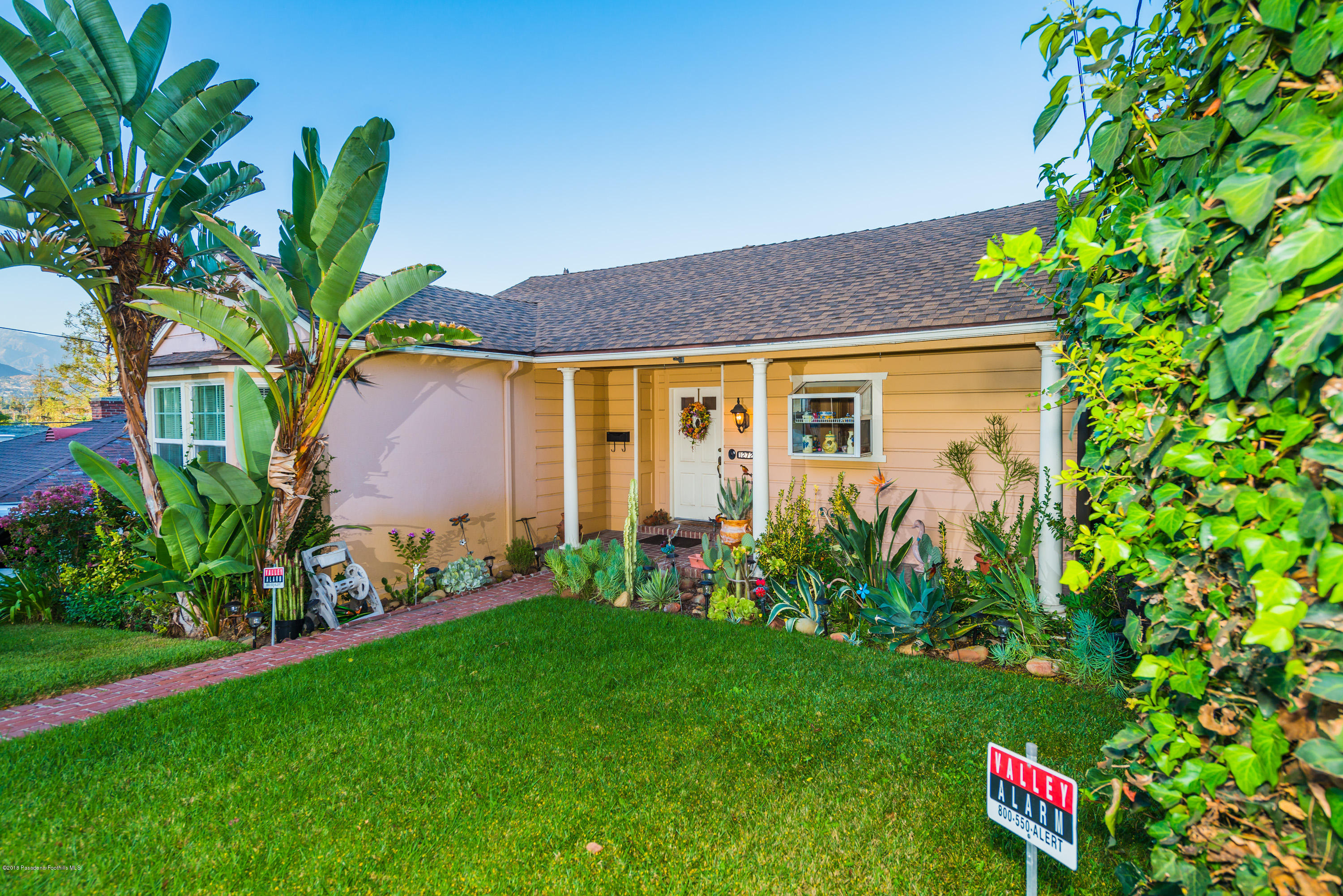 1272 Crescent Drive Glendale, CA 91205 - Photo 3 of 51 RSU_6472