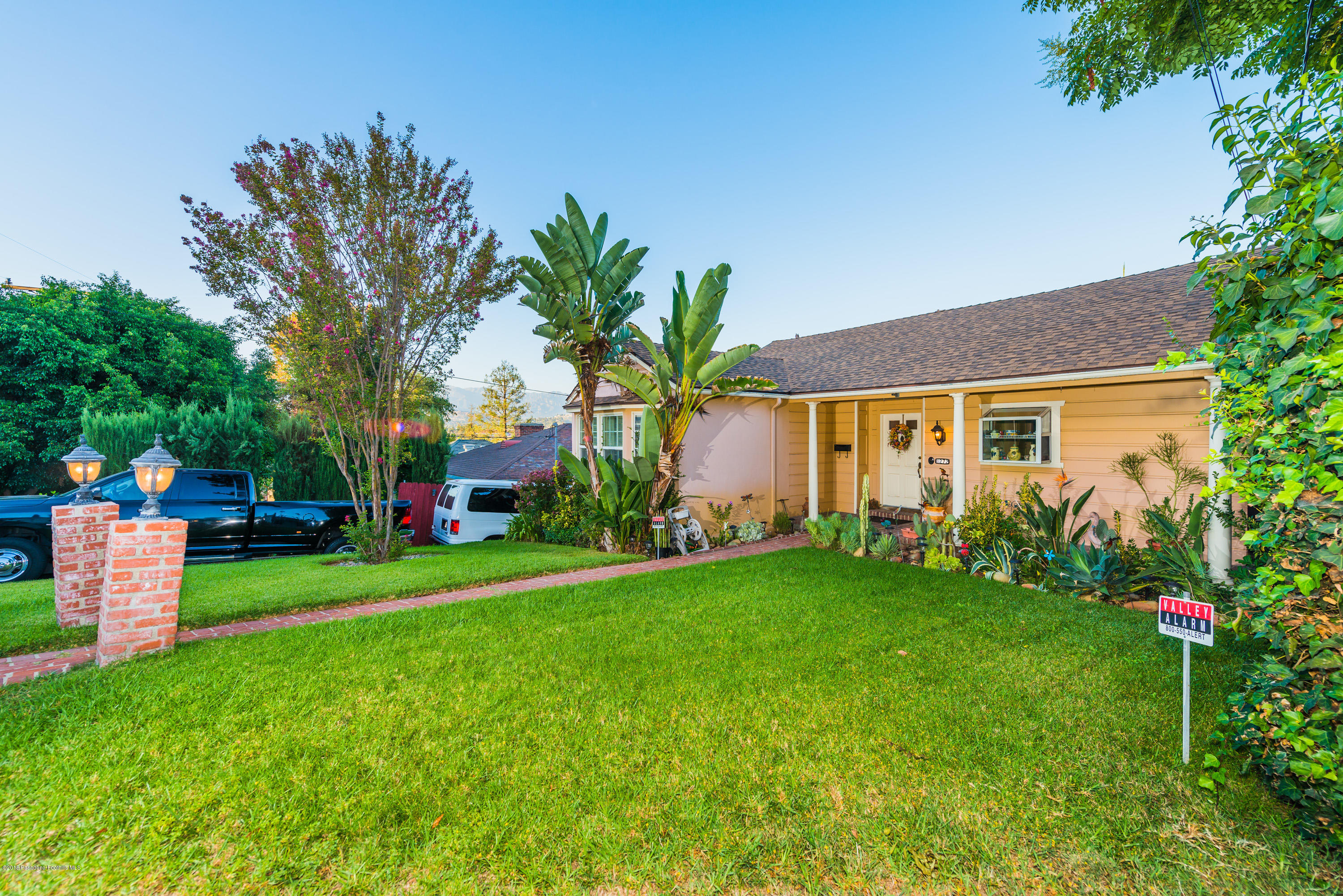 1272 Crescent Drive Glendale, CA 91205 - Photo 4 of 51 RSU_6474