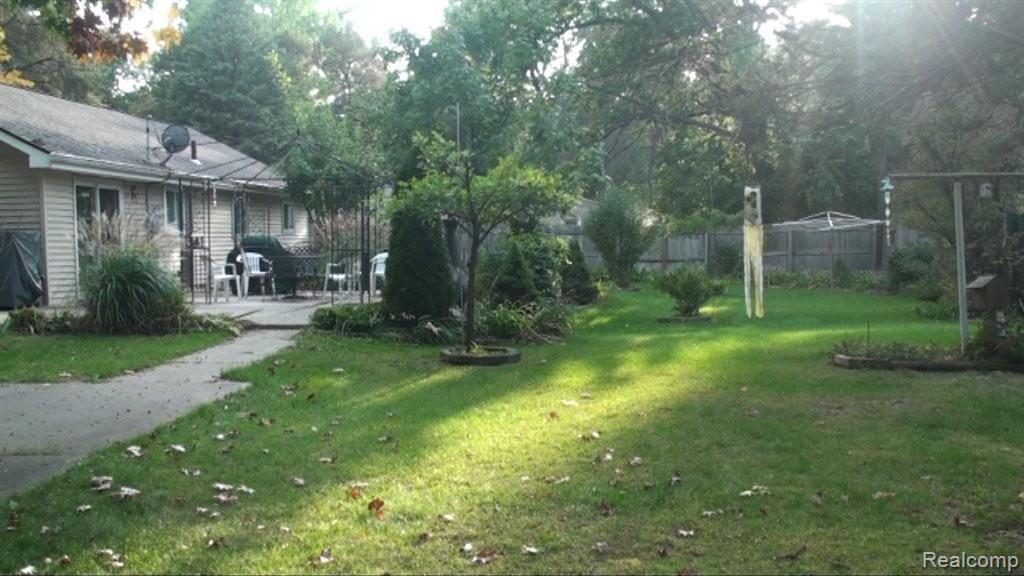 5304 Hillcrest Road Clarkston, MI 48346 - Photo 8 of 55 Anderson doorwall to patio