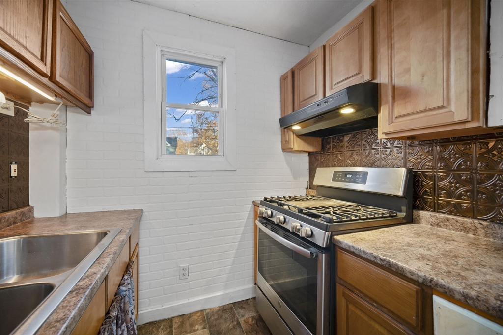 78 Lowell Street Springfield, MA 01107 - Photo 5 of 25