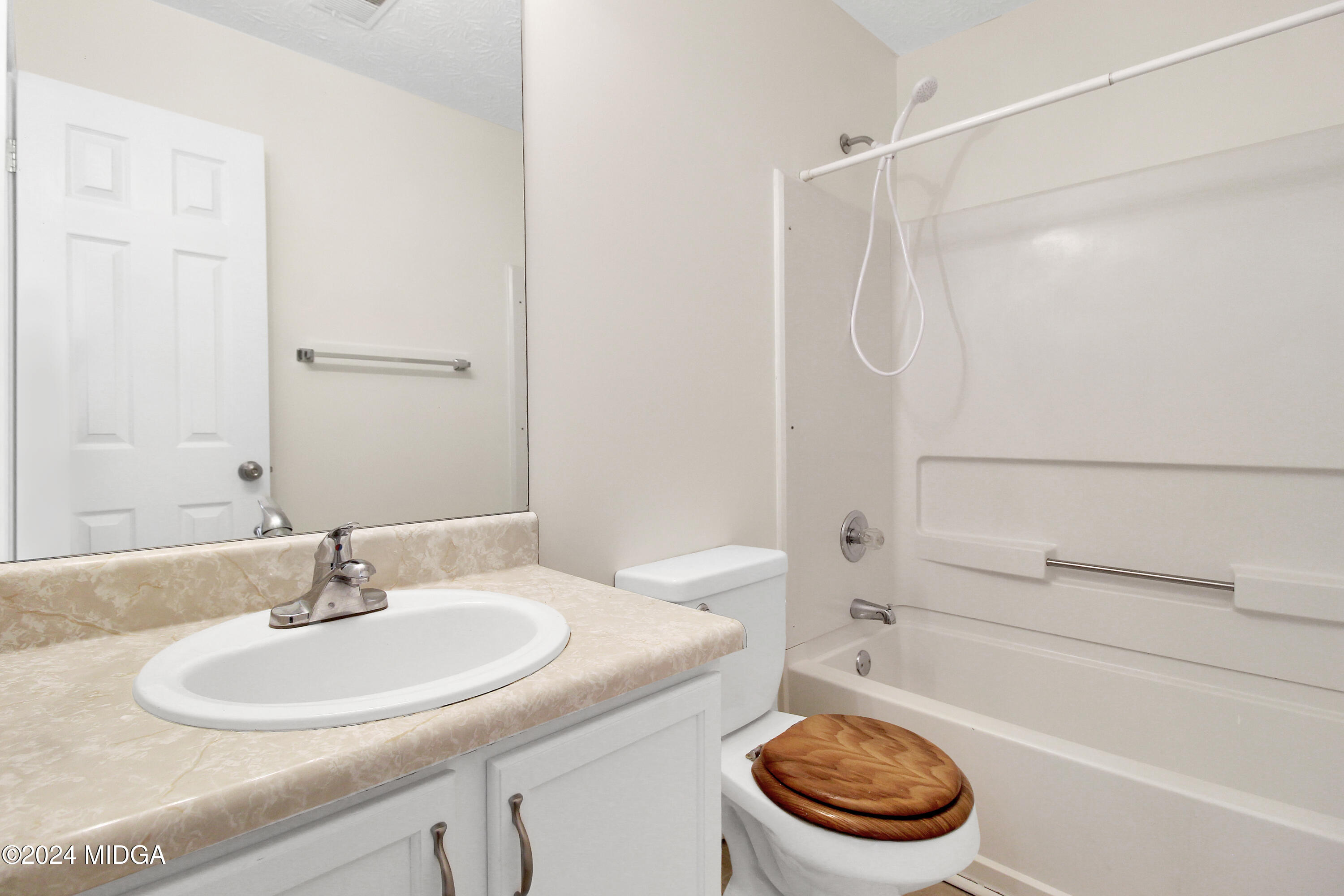 106 Meadow View Drive Jackson, GA 30233 - Photo 17 of 40 a bathroom with a sink a toilet and a bathtub