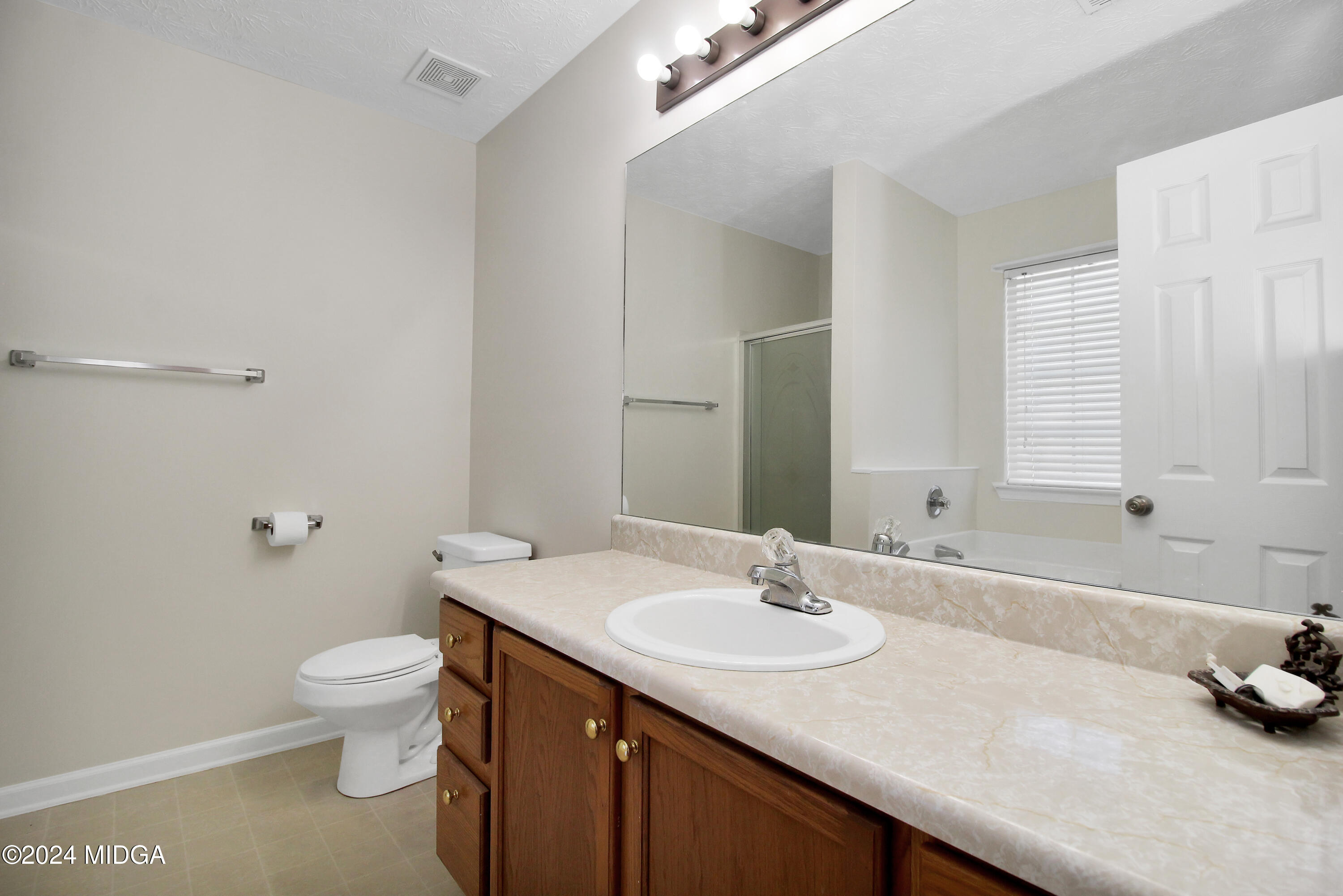 106 Meadow View Drive Jackson, GA 30233 - Photo 21 of 40 a bathroom with a sink and a mirror