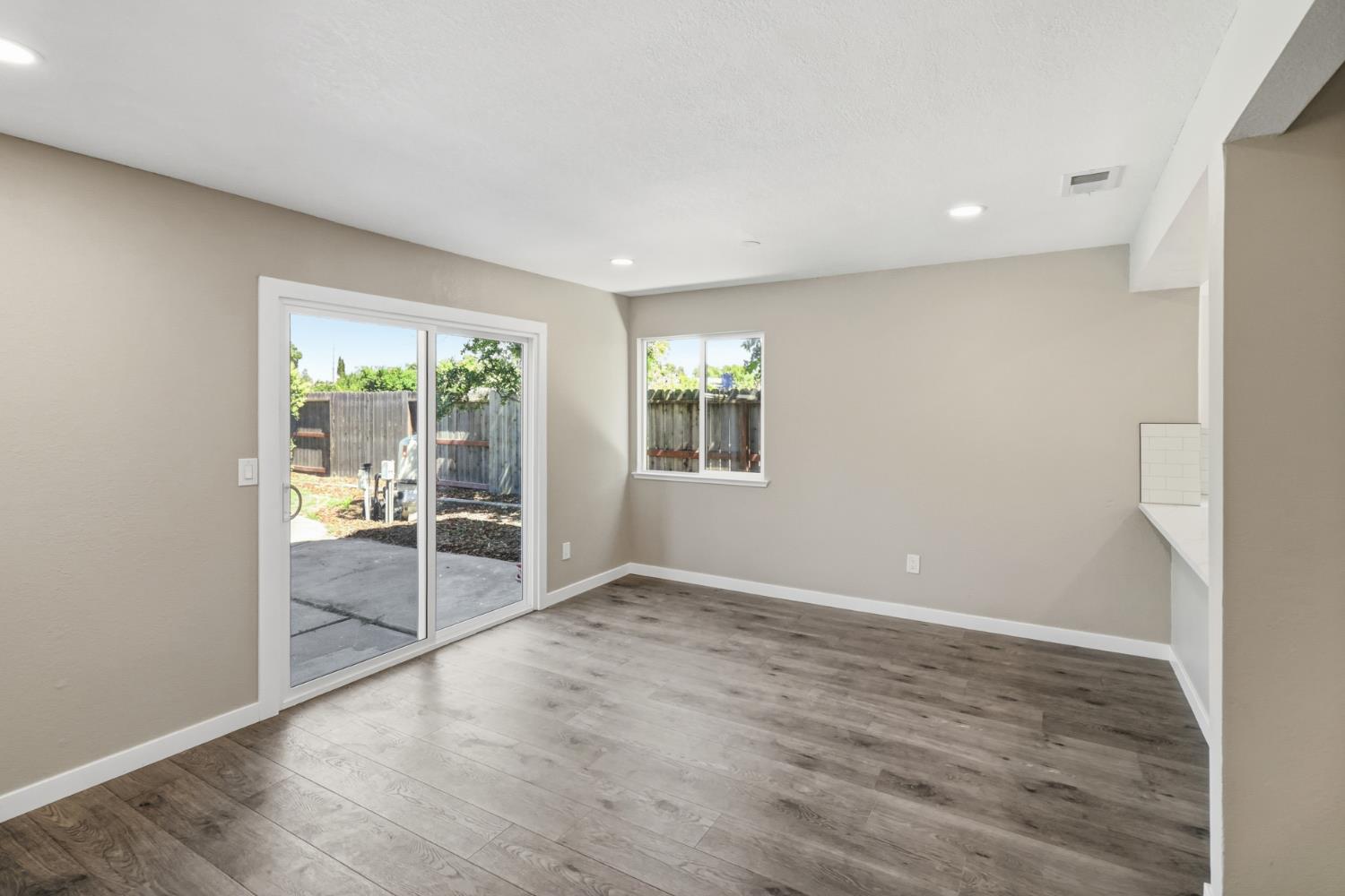7521 Delta Pointe Way Sacramento, CA 95823 - Photo 13 of 48