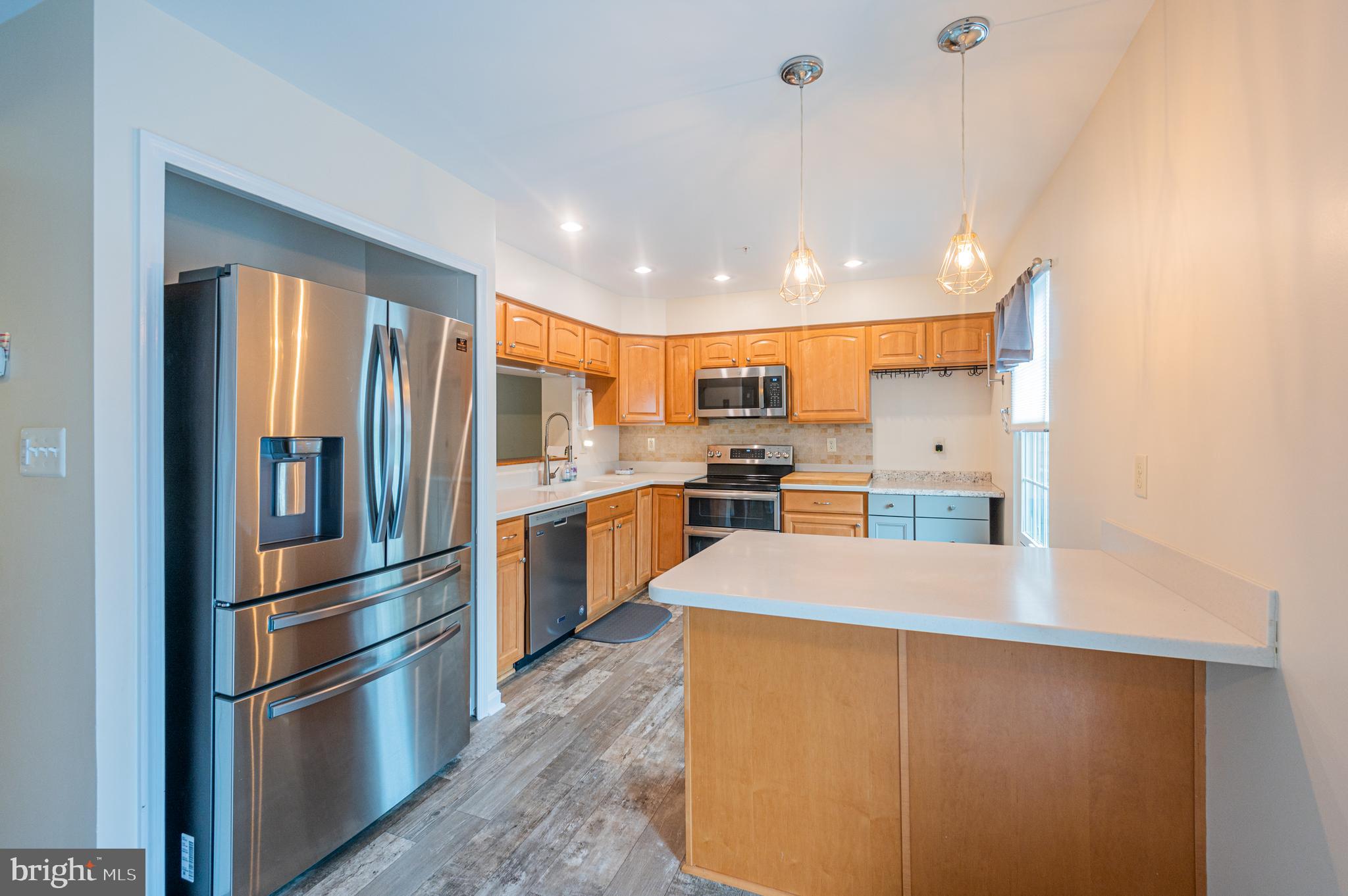 8617 Otter Creek Road Laurel, MD 20724 - Photo 22 of 34 Island with breakfast bar