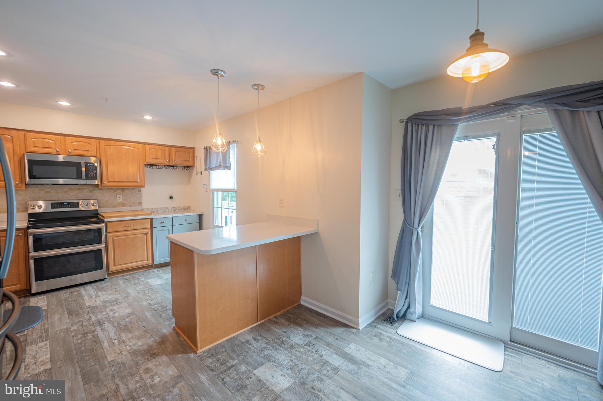 8617 Otter Creek Road Laurel, MD 20724 - Photo 4 of 34 Slider to deck