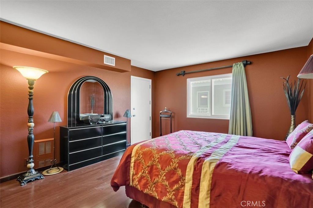 745 Main Street, Unit 107 El Segundo, CA 90245 - Photo 17 of 38 a bedroom with a bed and a dresser