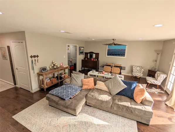 $2,995 | 13374 Trail Hollow Drive, Unit 3374, Houston, TX 77079