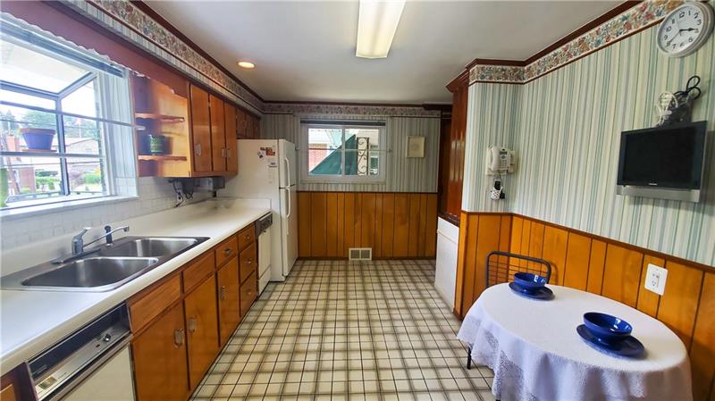 700 Filmore Road Pittsburgh, PA 15221 - Photo 3 of 25 Kitchen