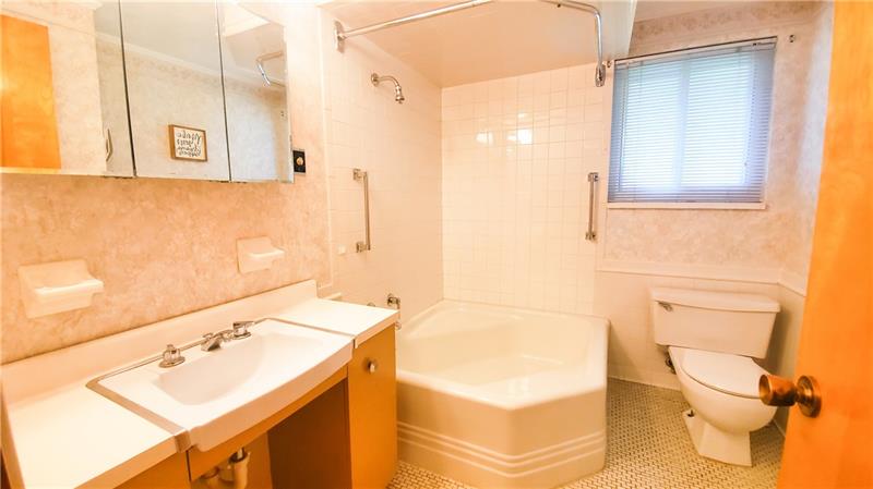 700 Filmore Road Pittsburgh, PA 15221 - Photo 8 of 25 Main Bathroom