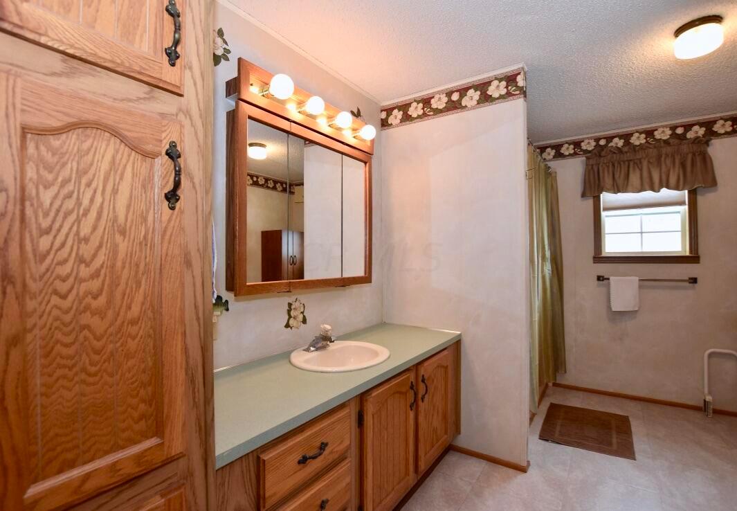3200 Smeltzer Road, Unit 100 Marion, OH 43302 - Photo 20 of 29 Master bath