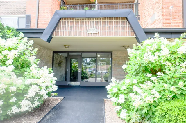 $229,350 | 1206 South New Wilke Road, Unit 108, Arlington Heights, IL 60005