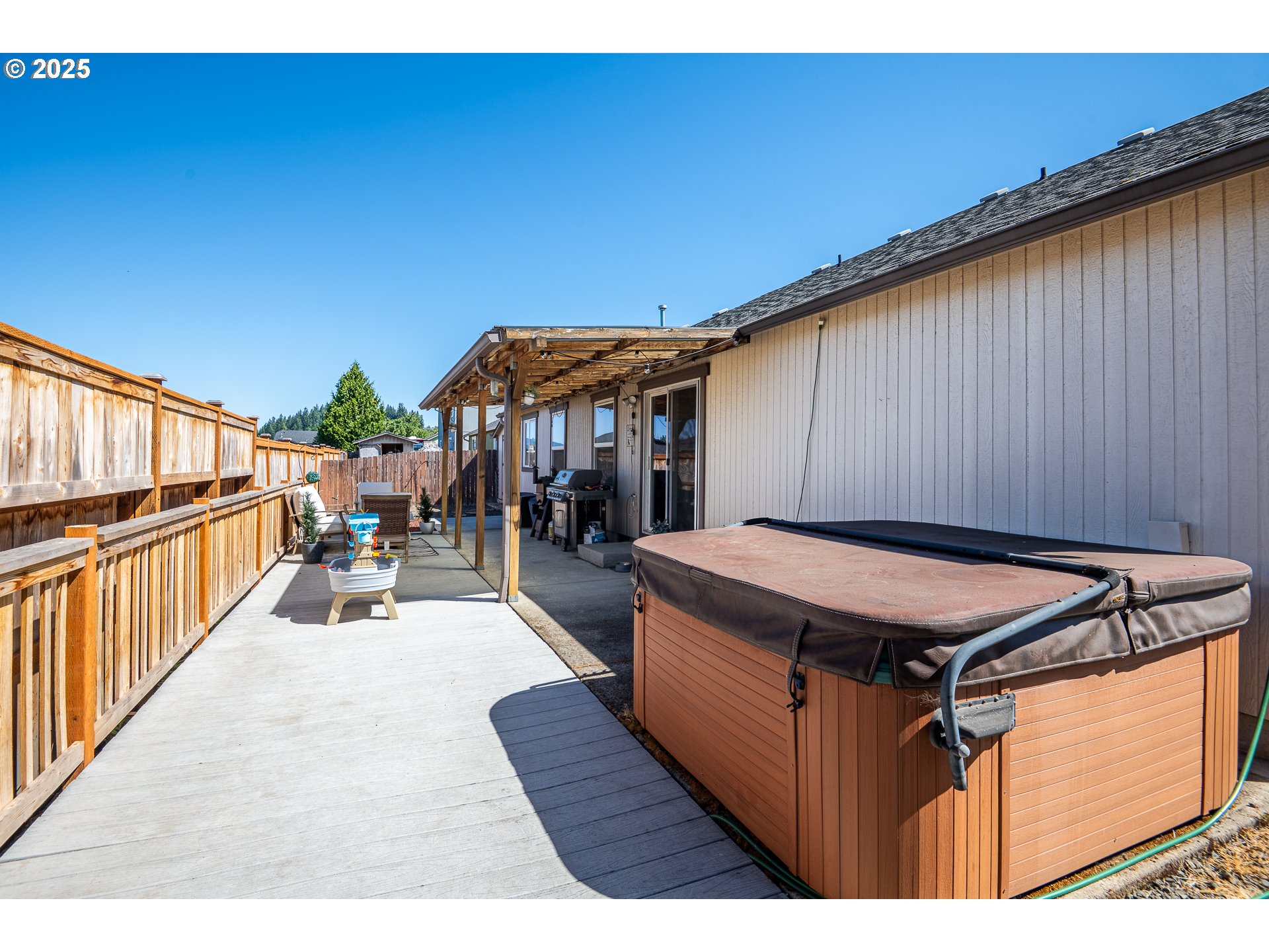 2002 South 60th Street Springfield, OR 97478 - Photo 32 of 47 a balcony with hardwood wall table and chairs