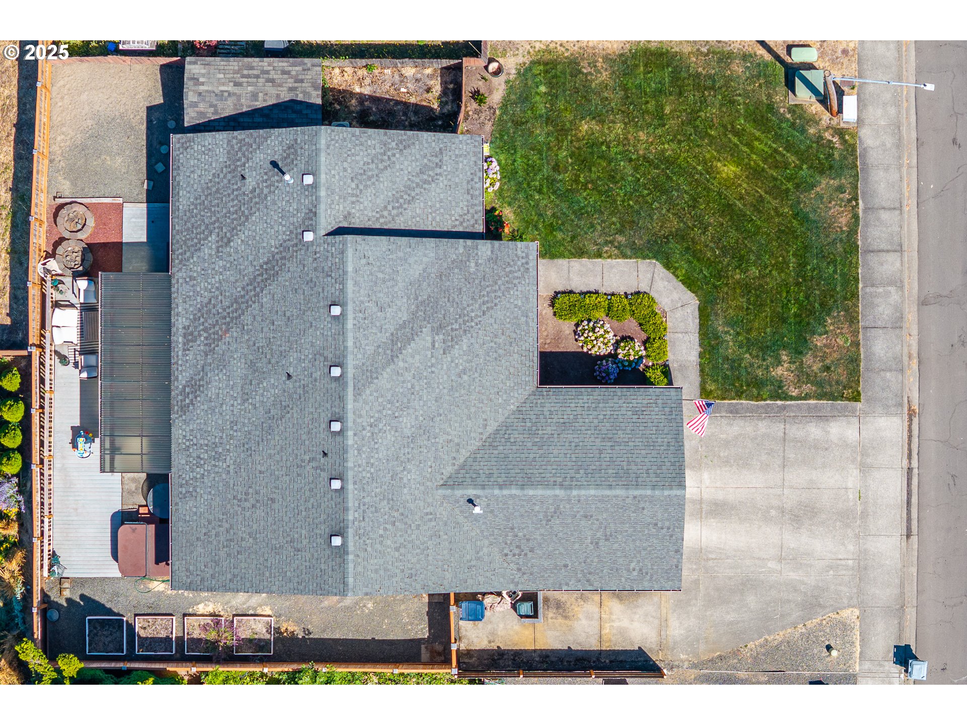 2002 South 60th Street Springfield, OR 97478 - Photo 39 of 47 an aerial view of residential houses