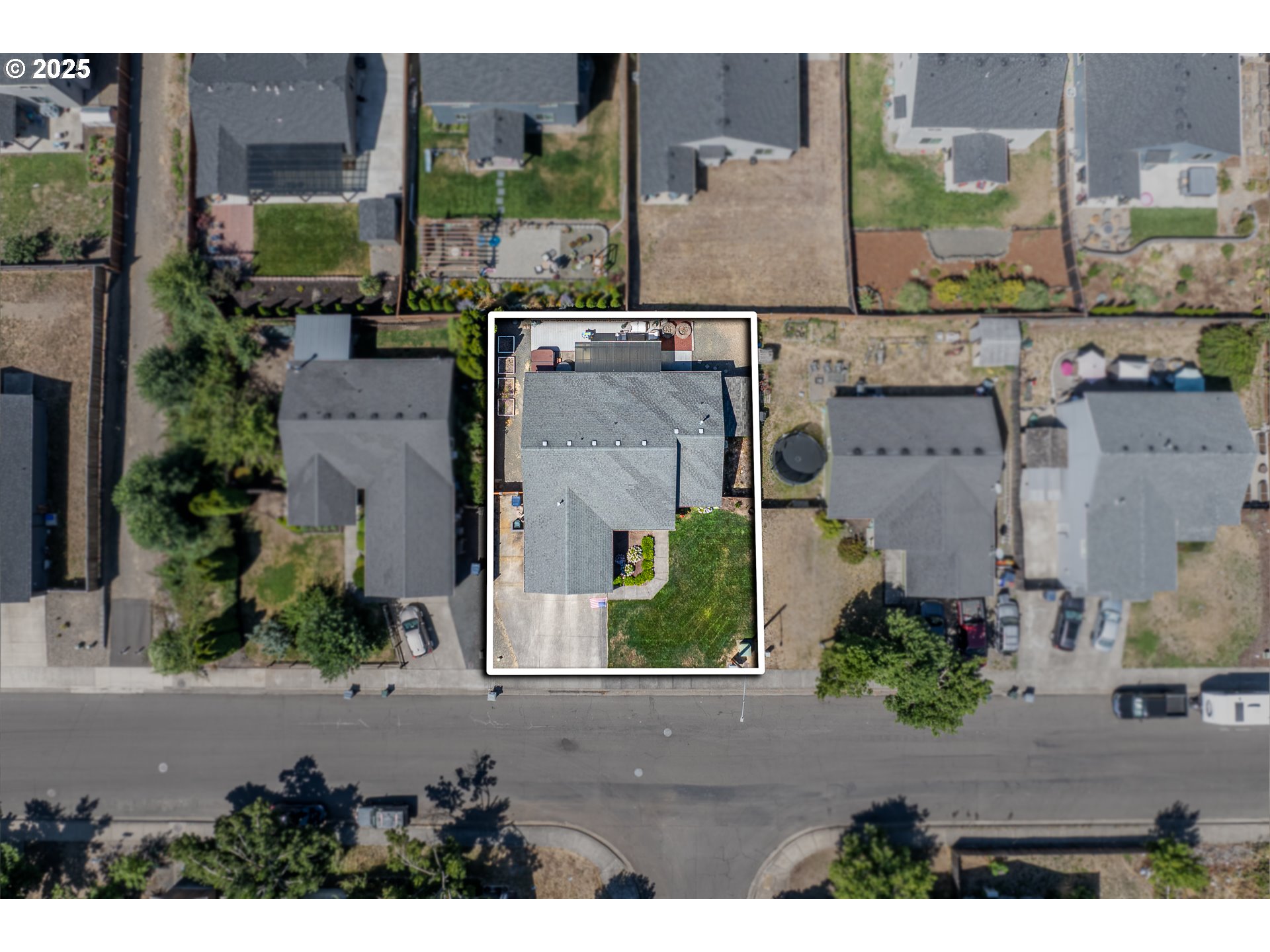 2002 South 60th Street Springfield, OR 97478 - Photo 40 of 47 an aerial view of multiple house