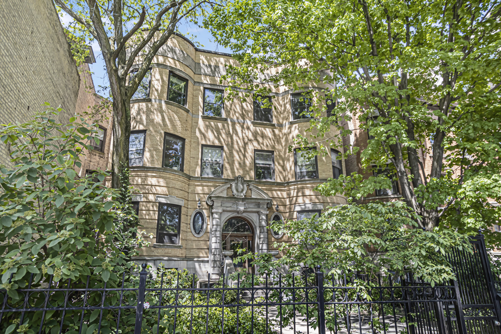4030 North Sheridan Road, Unit 1R Chicago, IL 60613 - Photo 1 of 16 front view of a building