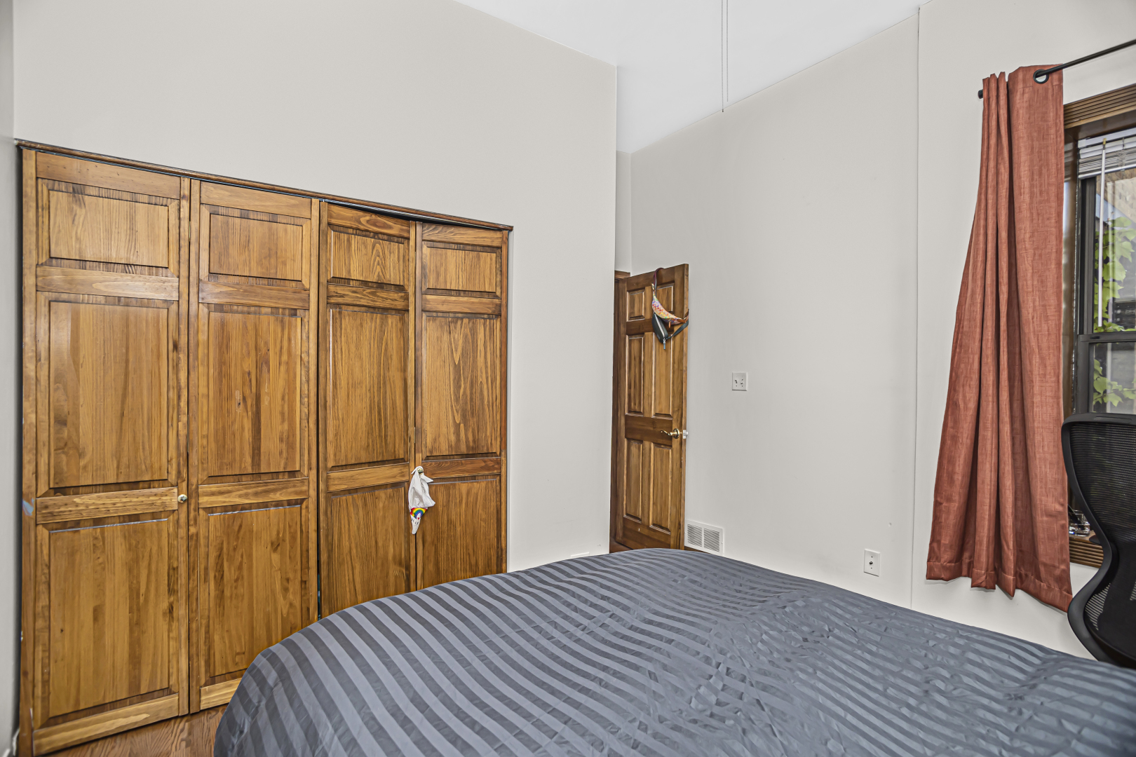 4030 North Sheridan Road, Unit 1R Chicago, IL 60613 - Photo 12 of 16 a view of a bedroom with wooden floor and a bathroom